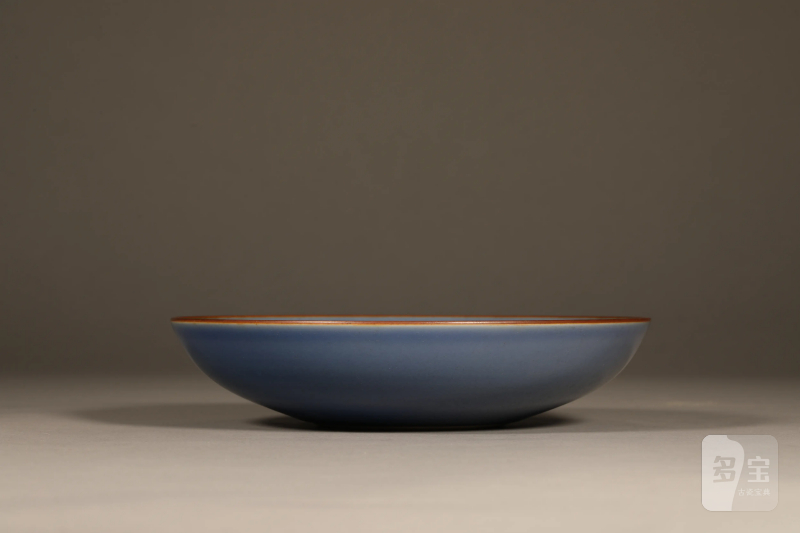 清 蓝釉暗刻云龙纹卧足盘 - 图2
